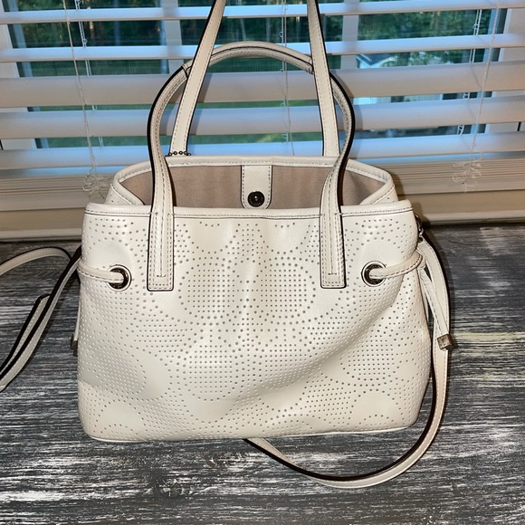 Leather Coach crossbody with removable shoulder strap and inside zip pocket. - Picture 3 of 12